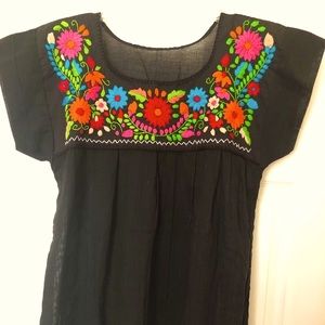 New Hand  🖐 embroidered short sleeve blouse.